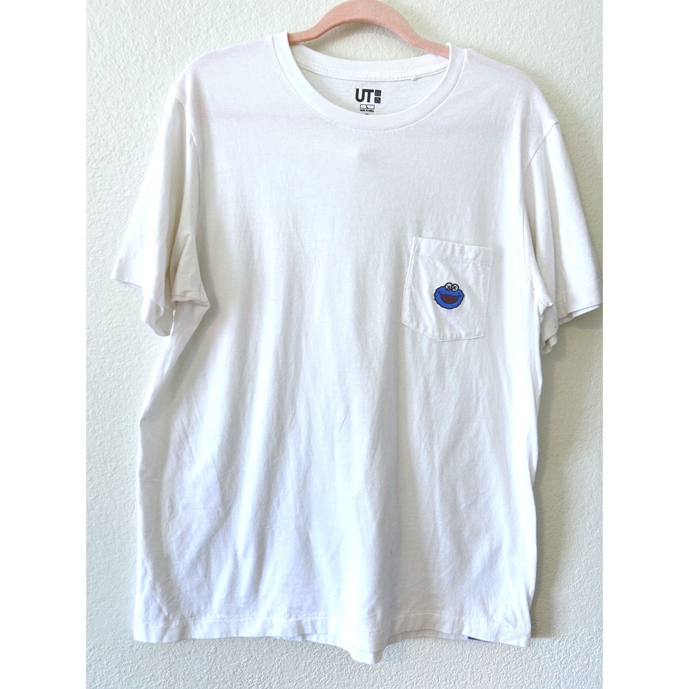 Streetwear‎ Uniqlo X KAWS Sesame Street Cookie Monster Pocket T-Shirt White SZ L